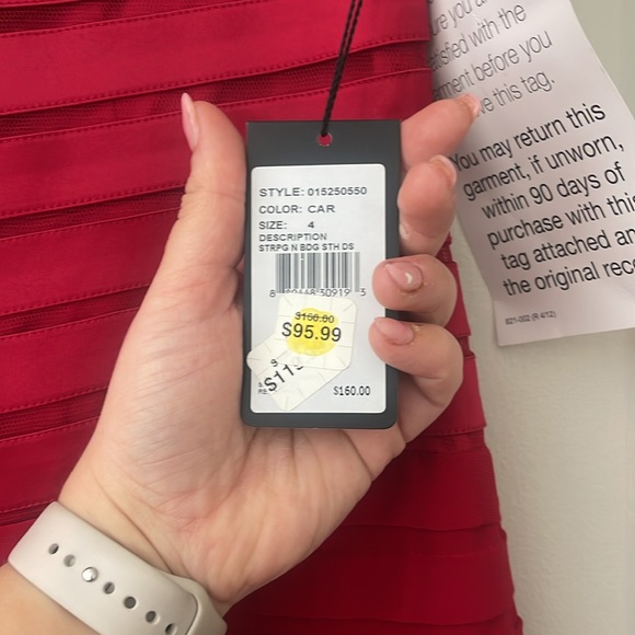 Red‎ Dress - Picture 2 of 4